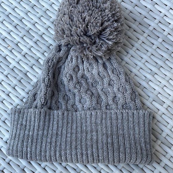 NWT- Calvin Klein Solid Grey Cable Knit Beanie Hat w/ Pom Pom- One Size - Picture 9 of 9